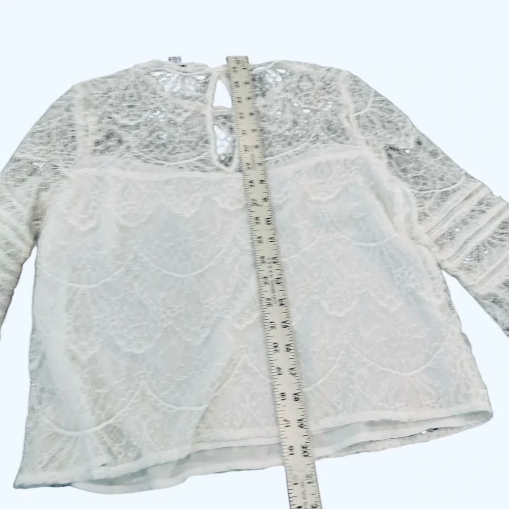 BB Dakota white lace long sleeved popover blouse. Lined. Small. Excellent